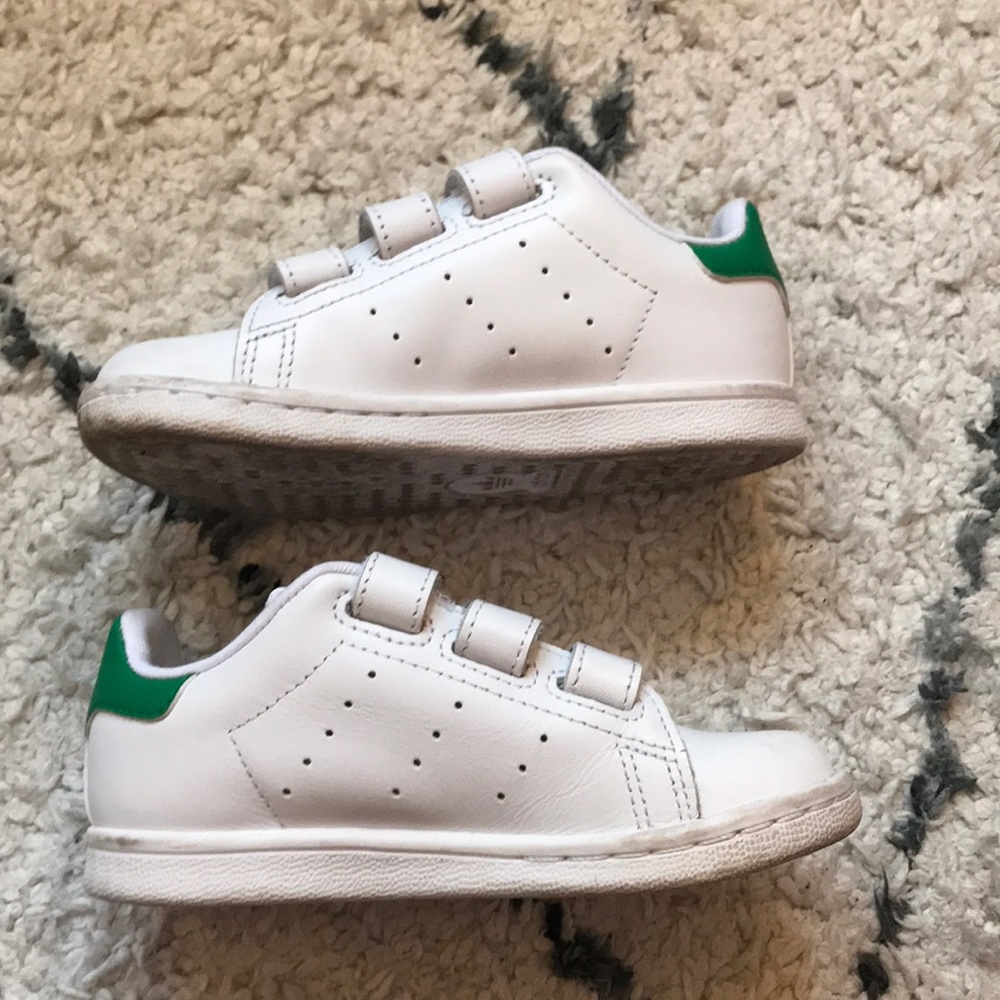 Adidas Stan Smith boys sneaker.